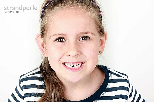 Glückliches Mädchen mit ihrem ersten fehlenden Zahn