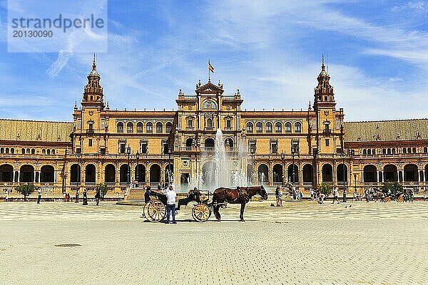 Pferdekutsche und Fußgänger auf Plaza de Espana  Plaza de España  Sevilla  Spanien  Europa
