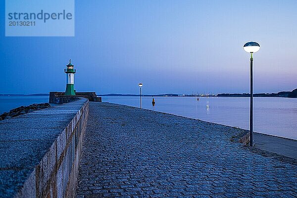 Leuchtturm auf der Mole von Sassnitz auf der Insel Rügen am Abend