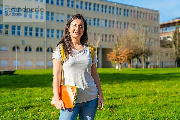 Porträt eines kaukasischen fröhlichen Studenten außerhalb der Universität College