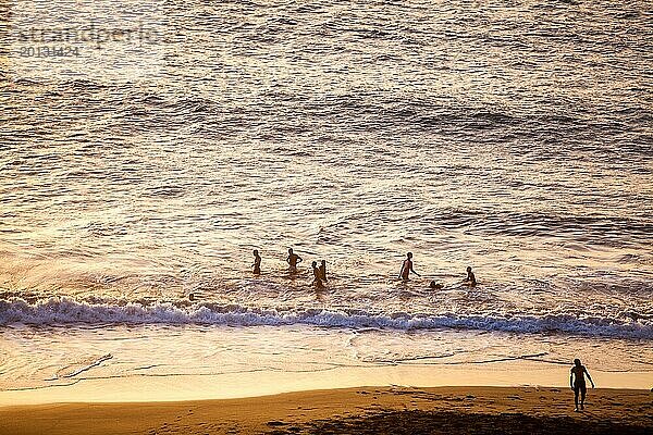 Eine Gruppe junger Männer hat Spaß am Strand
