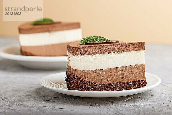Kuchen mit Souffle Milchschokoladencreme auf grauem und hellbraunem Hintergrund. Seitenansicht  Nahaufnahme  selektiver Fokus