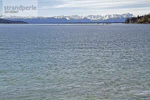 Der Starnberger See mit Alpenblick