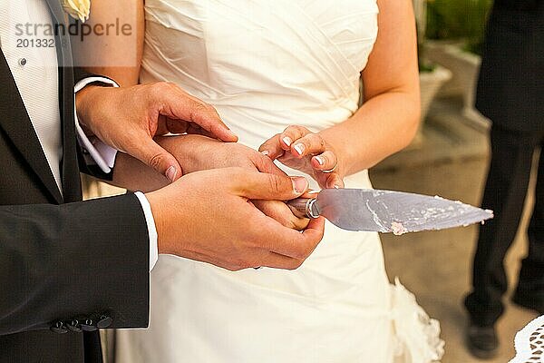 Brautpaar beim Anschneiden der Hochzeitstorte