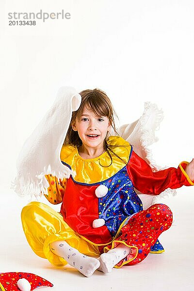 Kleines Mädchen trägt ein Clownskostüm