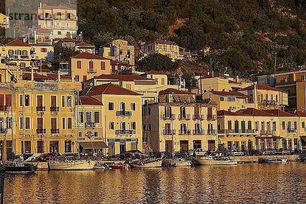 Der Hafen mit Segelbooten strahlt im goldenen Licht des Sonnenuntergangs  Gythio  Mani  Peloponnes  Griechenland  Europa