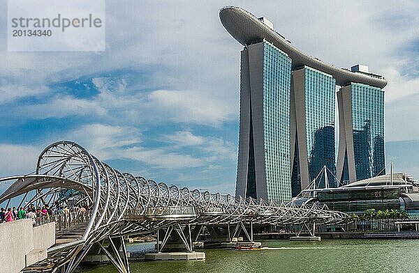 Hotel und Kasino Marina Bay und Helix Brücke in Singapur