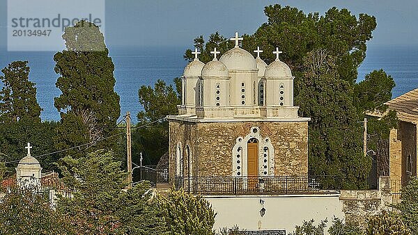Frontalansicht einer Kirche mit weißen Kuppeln und einem Glockenturm vor blauem Himmel  Koroni  Byzantinische Festungsanlage  Nonnenkloster  Peloponnes  Griechenland  Europa