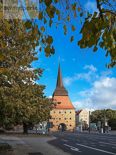 Blick auf das Steintor in der Hansestadt Rostock im Herbst