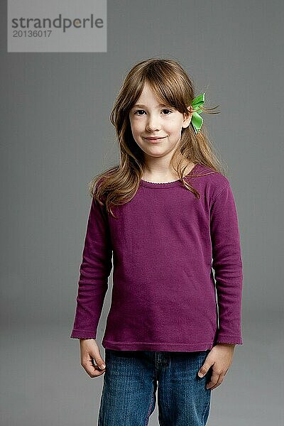 Porträt eines kleinen Mädchens in einem lila Pullover
