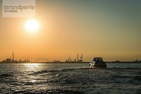 Silhouette Industriegebiet bei Sonnenuntergang  Marghera  Venedig