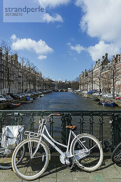 Fahrradstadt mit Grachten  Reise  Radfahrer  Rad  Fahrrad  abgeschlossen  Tourismus  Mobilität  Zentrum  Grachten  symbolisch  Metropole  Städtetrip  Städtereise  Innenstadt  Amsterdam  Niederlande  Europa