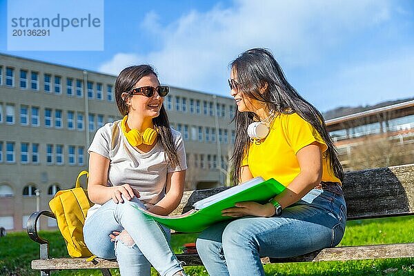 Niedriger Blickwinkel Foto von zwei coolen Freunde studieren zusammen außerhalb der Universität Campus