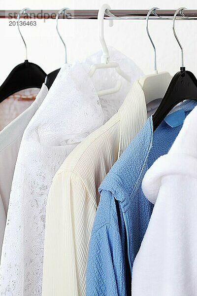 Aufhängen von Kleidung in der Waschküche oder in einem Geschäft