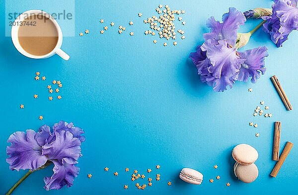 Lila Irisblüten und eine Tasse Kaffee auf einem blauen pastellfarbenen Hintergrund. Morninig  Frühling  Mode Zusammensetzung. Flachlage  Draufsicht  Kopierraum