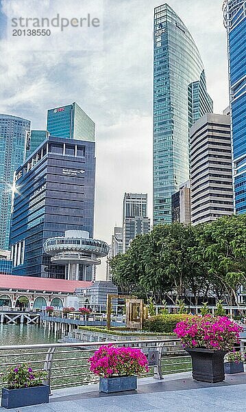 Moderne futuristische Gebäude und Wolkenkratzer im Zentrum von Singapur