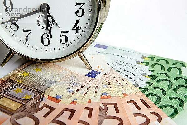 Euroscheine mit alter mechanischer Uhr  Zeit ist Geld