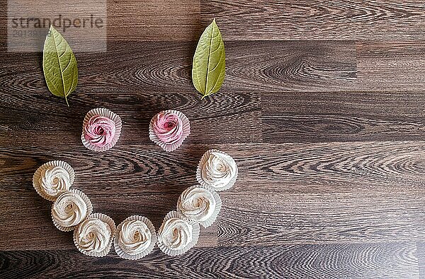 Rosa und weiße hausgemachte Marshmallows auf einem grauen hölzernen Hintergrund. selektiver Fokus