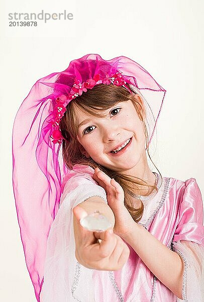 Kleines Mädchen spielt Prinzessin in einem rosa Kostüm