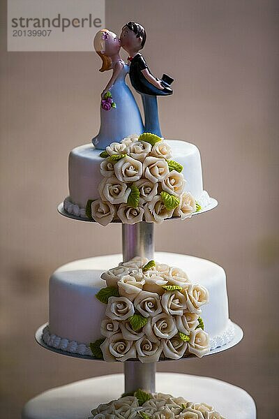 Hochzeitstorte mit Brautpaar Figur auf einer Etagere