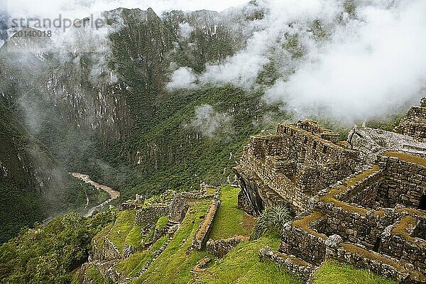 Inka Ruinenstadt Machu Picchu in den Wolken  Region Cusco  Peru  Südamerika