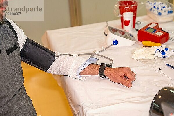 Abgeschnittene Nahaufnahme eines kaukasischen Mannes  der bei einer Blutspendeaktion Blut spendet