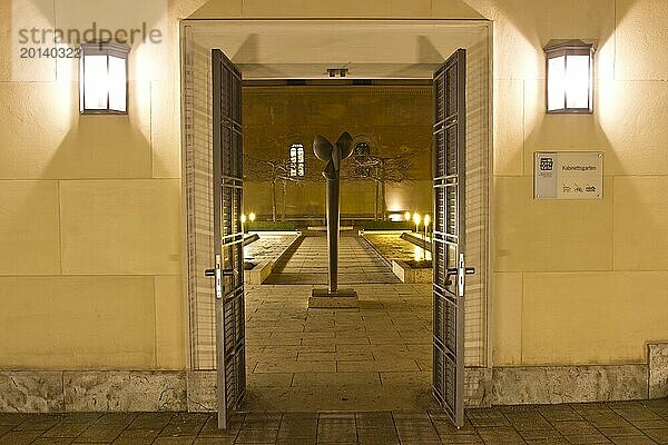 Eingang zum Kabinettsgarten in München bei Nacht