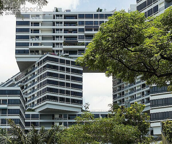Moderne geometrische Gebäude in den Straßen von Singapur