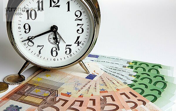 Euroscheine mit alter mechanischer Uhr  Zeit ist Geld