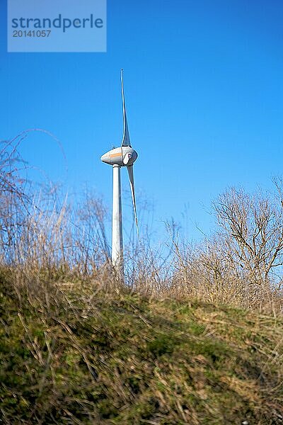 Windkraftanlage in einem Industriegebiet im Norden der Stadt Magdeburg