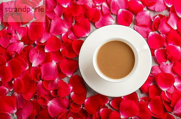 Rote Rosenblüten Hintergrund und eine Tasse Kaffee. Morninig  Frühling  Mode Zusammensetzung. Flachlage  Draufsicht  Kopierraum