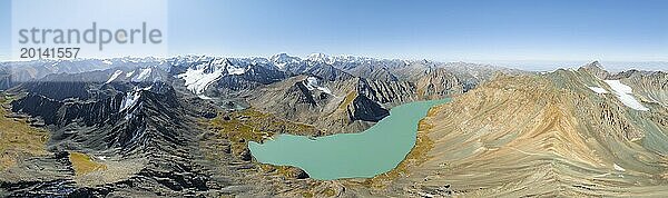 Bergpanorama  Luftaufnahme  4000er mit Gletscher  Bergpass und Bergsee Ala-Kul See  Tien Shan  Kirgisistan