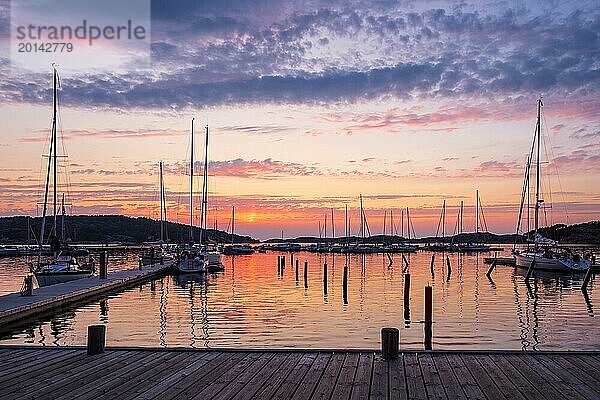 Sonnenuntergang im Hafen von Fjällbacka in Schweden