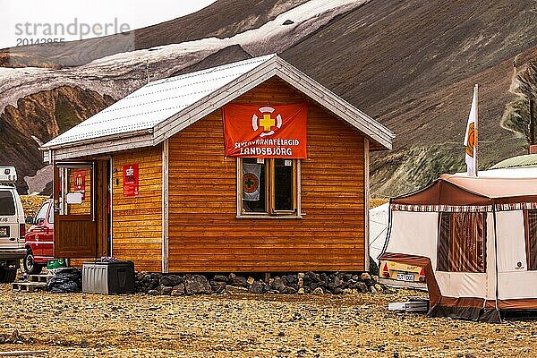LANDMANNALAUGAR  ISLAND  09. JULI: Kleine Hütte für Erste Hilfe auf einem Campingplatz am 09. Juli 2013 in Landmannalaugar  Island  Europa