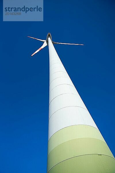 Blick auf eine Windkraftanlage im Norden der Stadt Magdeburg von unten gesehen