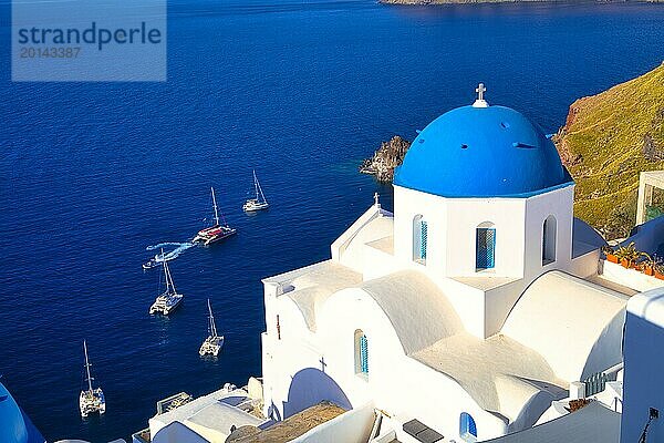 Weiße Kirchen mit blauer Kuppel  Ia  Oia  Santorin  Kykladen  Griechenland  Europa