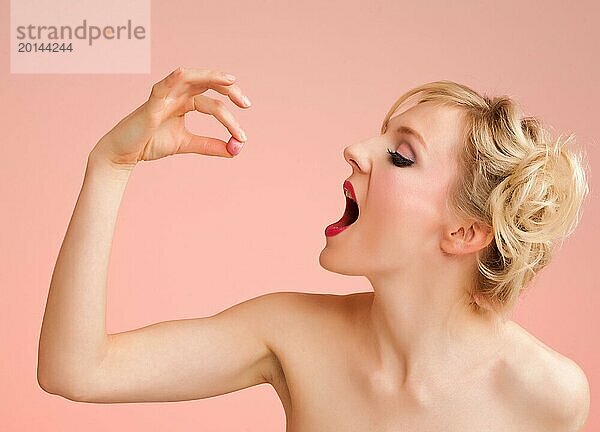 Blonde Frau ißt Süßigkeiten