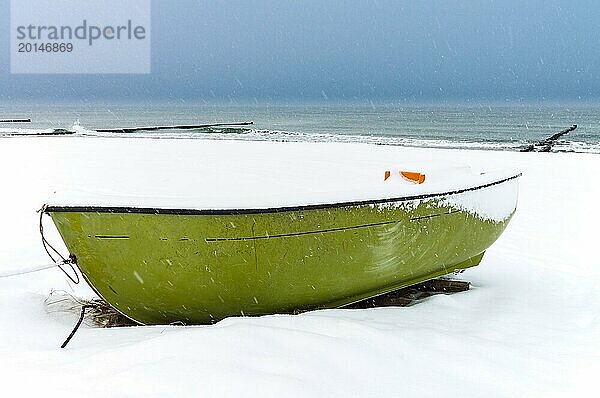 Die Ostseeküste in Ahrenshoop an einem Tag im Winter