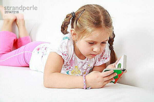 Kleines Mädchen beim Lesen und Entspannen