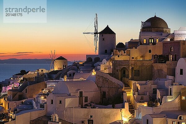 Blick auf Oia bei Sonnenuntergang  Santorin  Kykladen  Griechenland  Europa