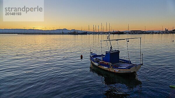 Einsames Boot auf dem Meer während eines ruhigen Sonnenuntergangs  Gythio  Mani  Peloponnes  Griechenland  Europa