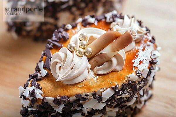 Kuchen mit Schokoladenstückchen und Sahne Dekorationen auf Holzbrett auf weißem Hintergrund. selektiven Fokus  Nahaufnahme