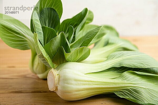 Frischer grüner Bok Choy oder Pac Choi Chinakohl auf einem braunen Holzhintergrund. Seitenansicht  Nahaufnahme  selektiver Fokus