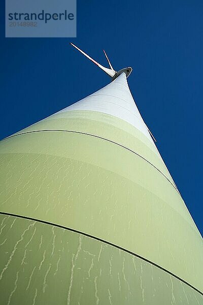 Blick auf eine Windkraftanlage im Norden der Stadt Magdeburg von unten gesehen