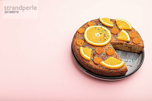 Orangefarbener Kuchen auf einem pastellrosa Hintergrund. Draufsicht  Flat Lay  Kopierbereich