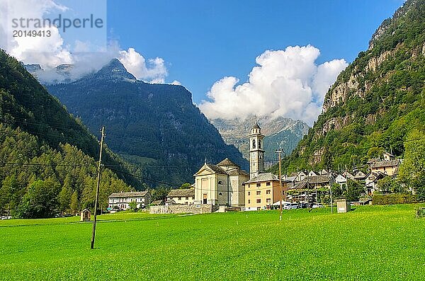 Das Dorf Sonogno im Verzascatal  Tessin in der Schweiz  the village Sonogno in the Verzasca Valley  Ticino in Switzerland  Europe