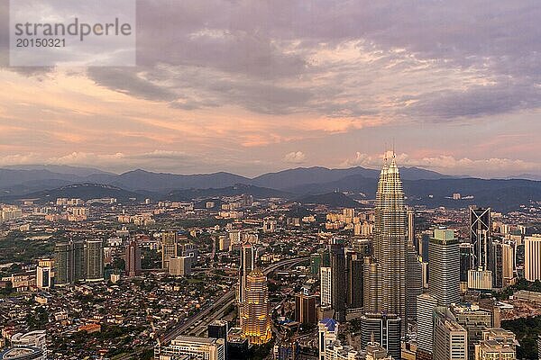 Lila Himmel und Wolken über Kuala Lumpur  Malaysia  Asien