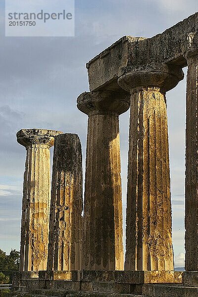 Archaischer Apollon-Tempel  Dorische Säulen  Nahaufnahme von majestätischen antiken Säulen vor dem Hintergrund des Himmels  Archäologische Ausgrabungsstätte  Archea Korinthos  Korinth  Peloponnes  Griechenland  Europa