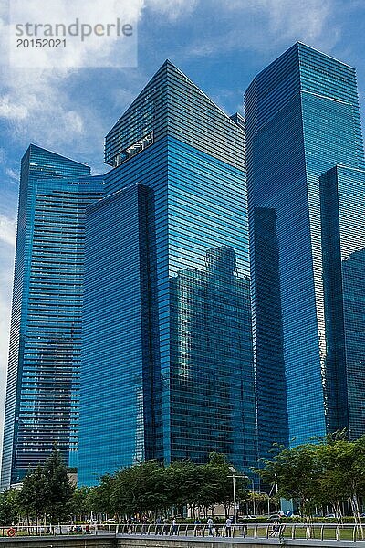 Blauglas Wolkenkratzer im Zentrum von Singapur