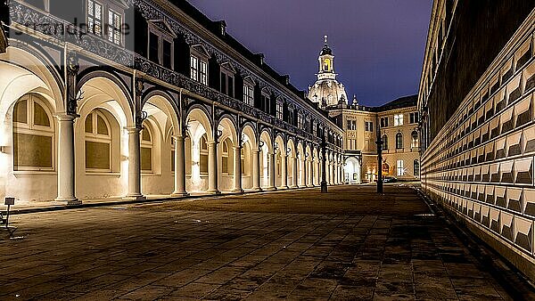 Nachtansicht einer symmetrischen Architekturreihe mit beleuchteten Bögen und Säulen  Dresden Blick auf die Frauenkirche